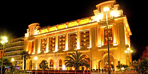 L'étonnante jetée et le casino de cristal du vieux Nice, France